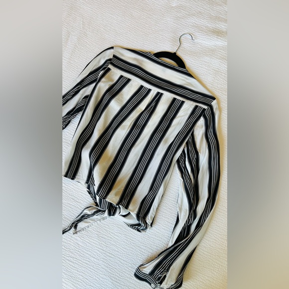 Lulu’s button stripped blouse - Picture 4 of 4